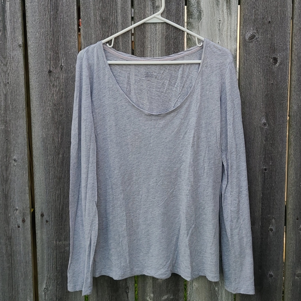 Victoria's Secret Pink Tee with Scoopneck & Long Sleeves in Gray
